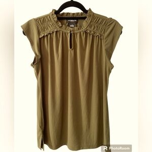 Liz Claiborne shirt top blouse career olive green Sz S.     Z-13